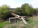 Lávka přes Kyjovku mezi obcemi Lužice a Mikulčice má poněkud předimenzované základy, asi se počítalo s pevnějším mostem.