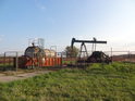 Naftařské těžební zařízení na pravém břehu Kyjovky u Tvrdonic.