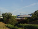 Osobní vlak z Břeclavi do Hodonína přejíždí most přes Kyjovku.