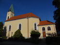 Kostel svatého Cyrila a Metoděje v Lužici u Hodonína je nádherně osvětlen ranním Sluncem.