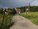 Horní most přes Kyjovku v Mouchnici se nachází v blízkosti železničního přejezdu.