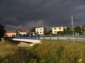 Fantastická ocelová barva nebe nad novým silničním mostem přes Kyjovku v Mouchnici.