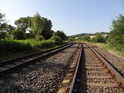 Dvoukolejná železniční trať zvaná Vlára v úseku mezi Nemošicemi a Kyjovem využívá nivy Kyjovky.