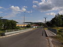 Silniční most přes Kyjovku v Koryčanech pohledem od Blišic. Vzadu je vidět železniční přejezd na již zrušené trati.