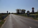 Silniční most přes Kyjovku, silnice II/431, pohled ve směru Mistřín – Dubňany, vzadu je rozpoznat most přes Hruškovici.