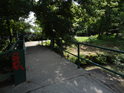 Ocelová lávka přes Kyjovku u parku v Kyjově má betonový povrch.