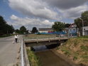 Mostek přes Kyjovku spojuje ulici Dobrovského s na druhém břehu ležící továrnou v Kyjově.
