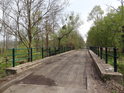 Vyfrézovaný povrch silničního mostu přes Kyjovku v nitru luhů.