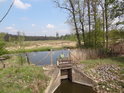 Stavidlo trochu reguluje nepřehledné vodní spletence mezi Kyjovkou a Moravou v nitru rozsáhlých luhů.