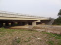Dálniční most dálnice D2 překlenuje Kyjovku u Lanžhota.
